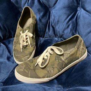 Mens’s 10 camo sneakers by Old Navy